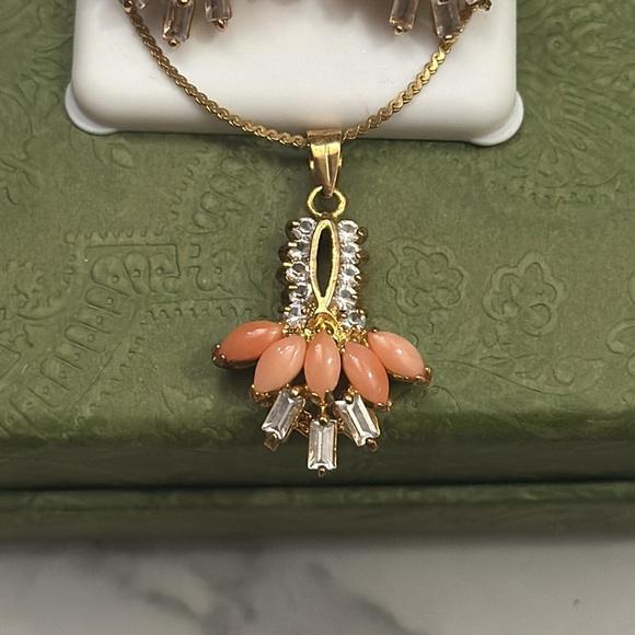 Coral and gold Jewelry Set - Picture 4 of 10